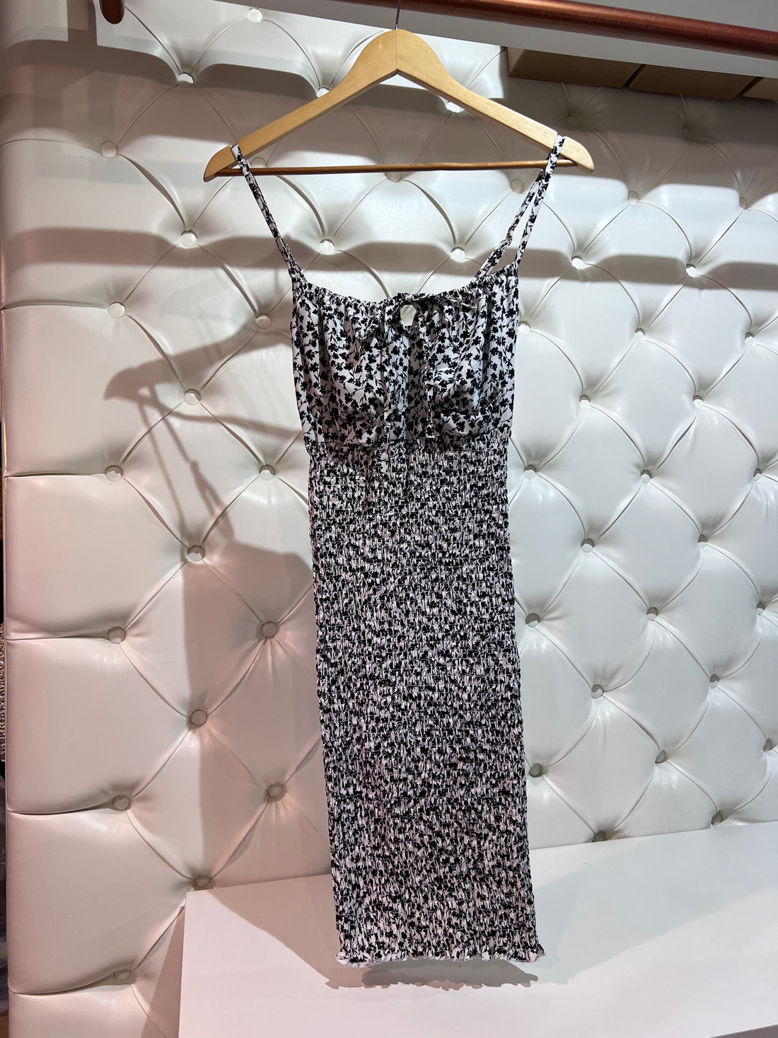 Vestido sheila branco com estampa de flores preto Vestido sheila branco com estampa de flores preto