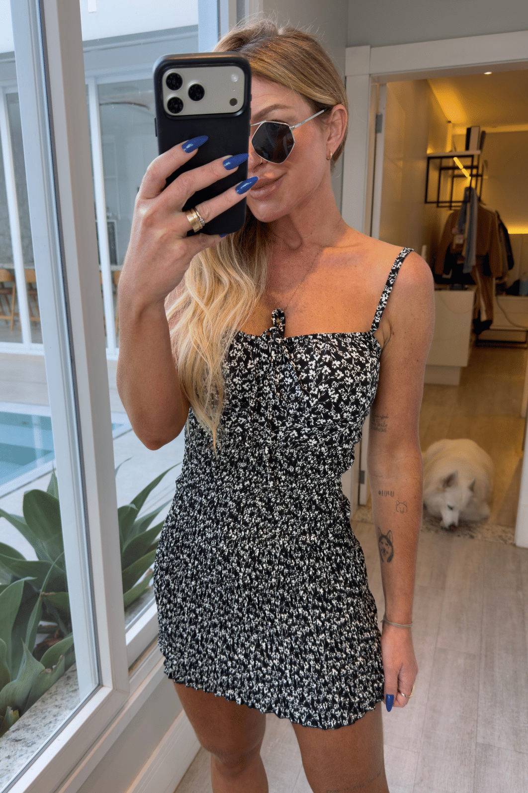 Vestido sheila preto com estampa de flores branca