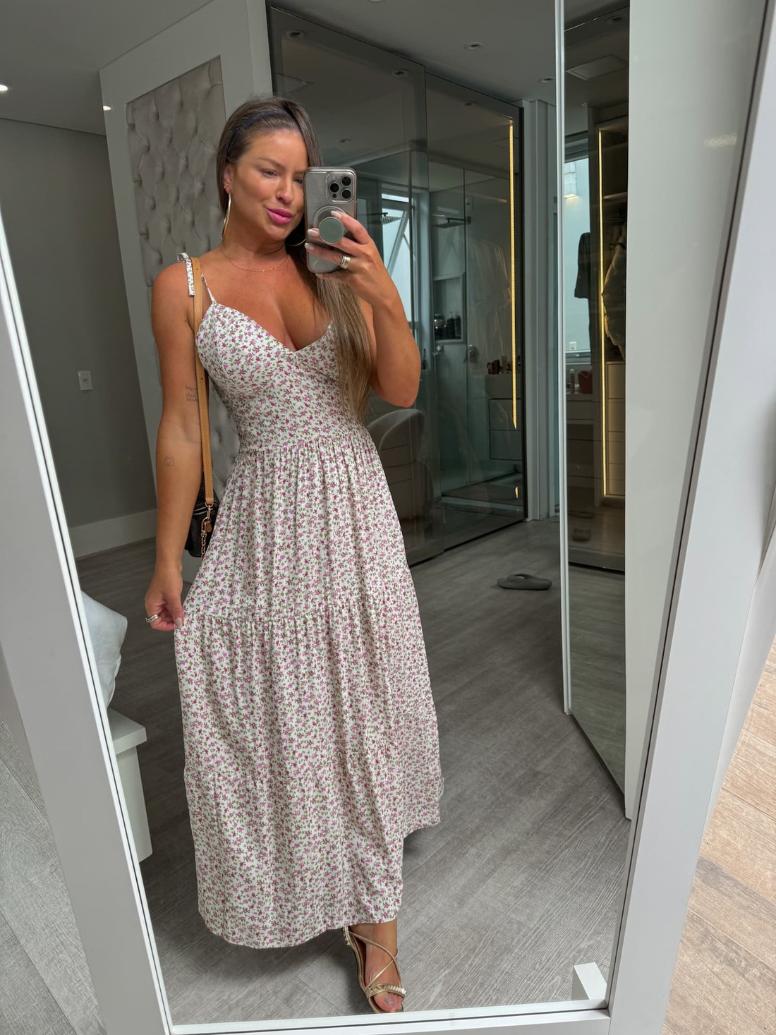 Vestido midi de alcinhas bege com flores roxas Eliza