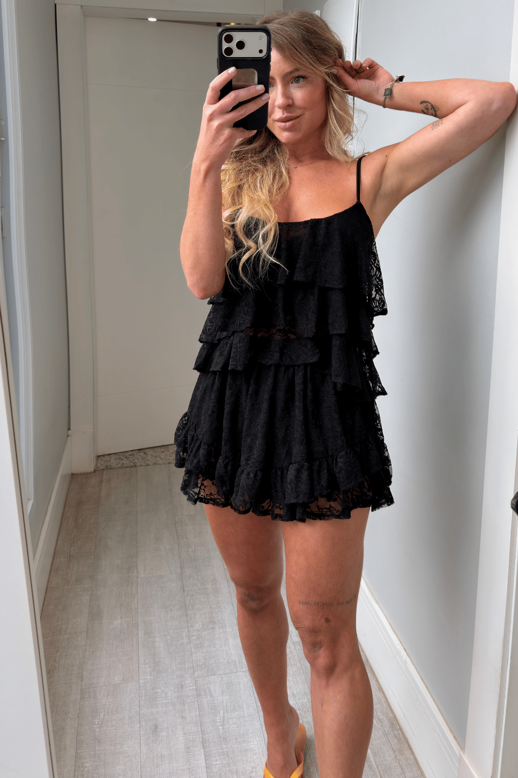 Blusa com babados em renda Ester PRETO Blusa com babados em renda Ester PRETO