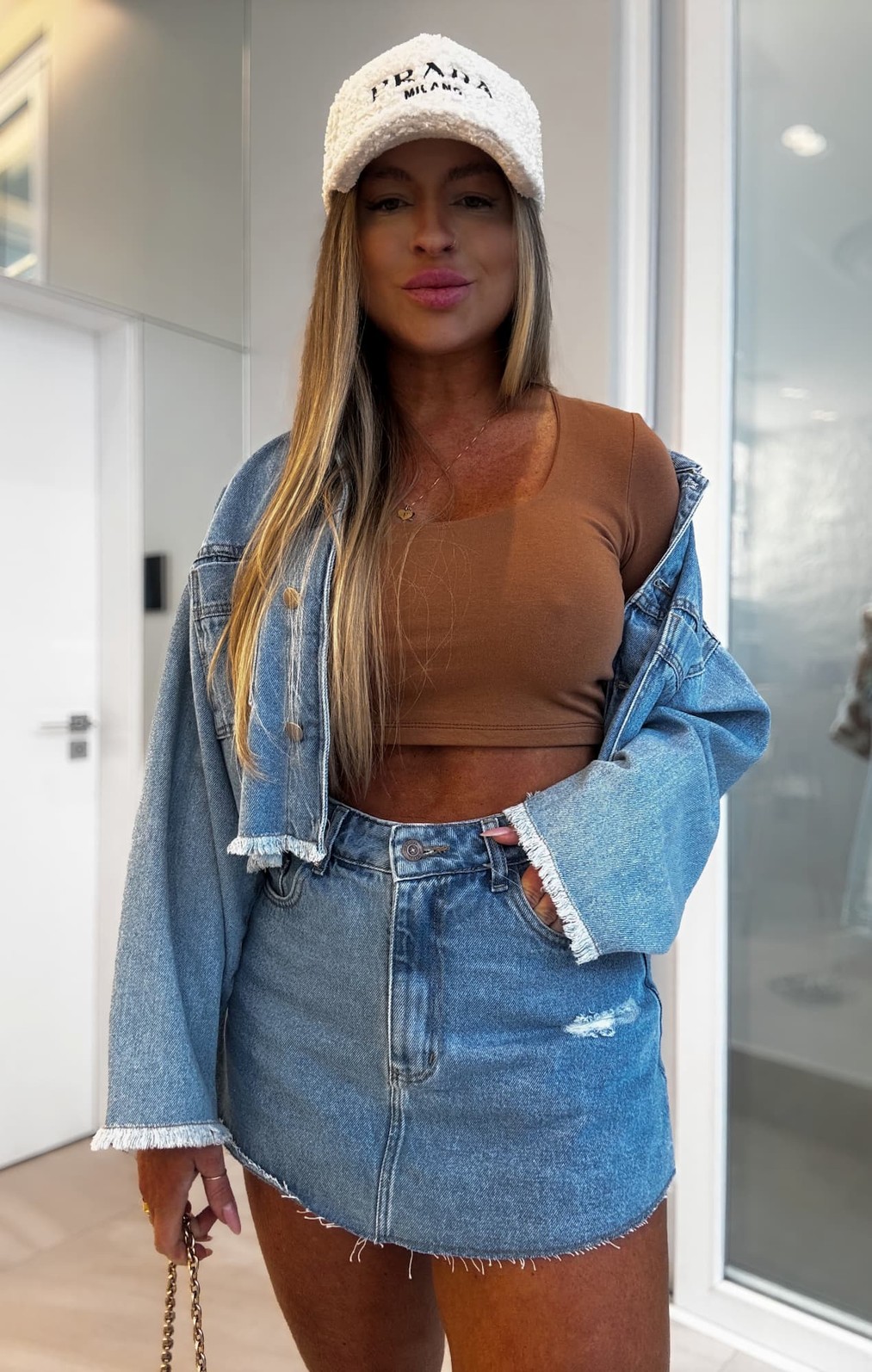 Short saia jeans barra corte à fio