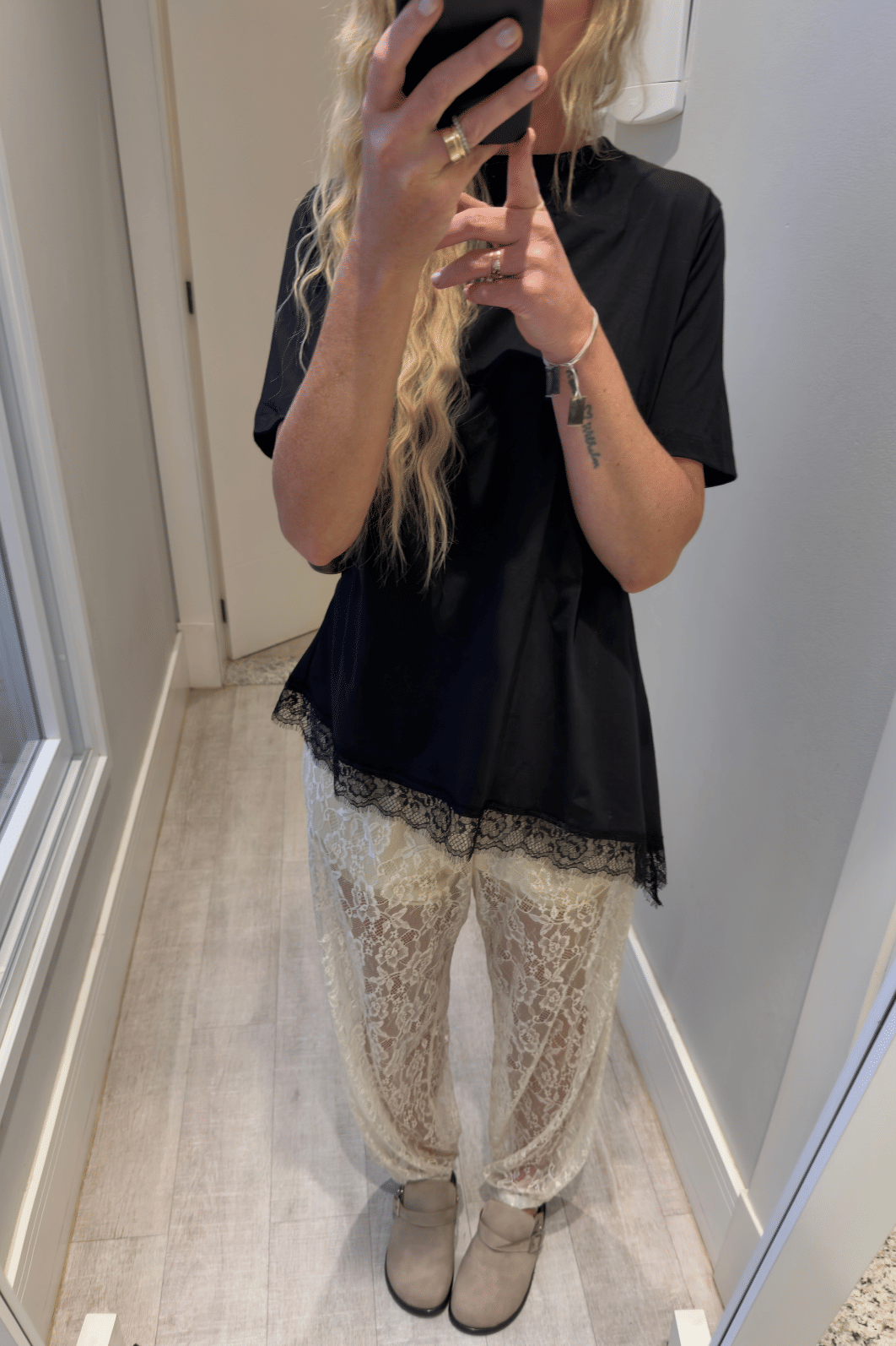 Blusa Camiseta assimétrica com renda PRETA Maria Blusa Camiseta assimétrica com renda PRETA Maria