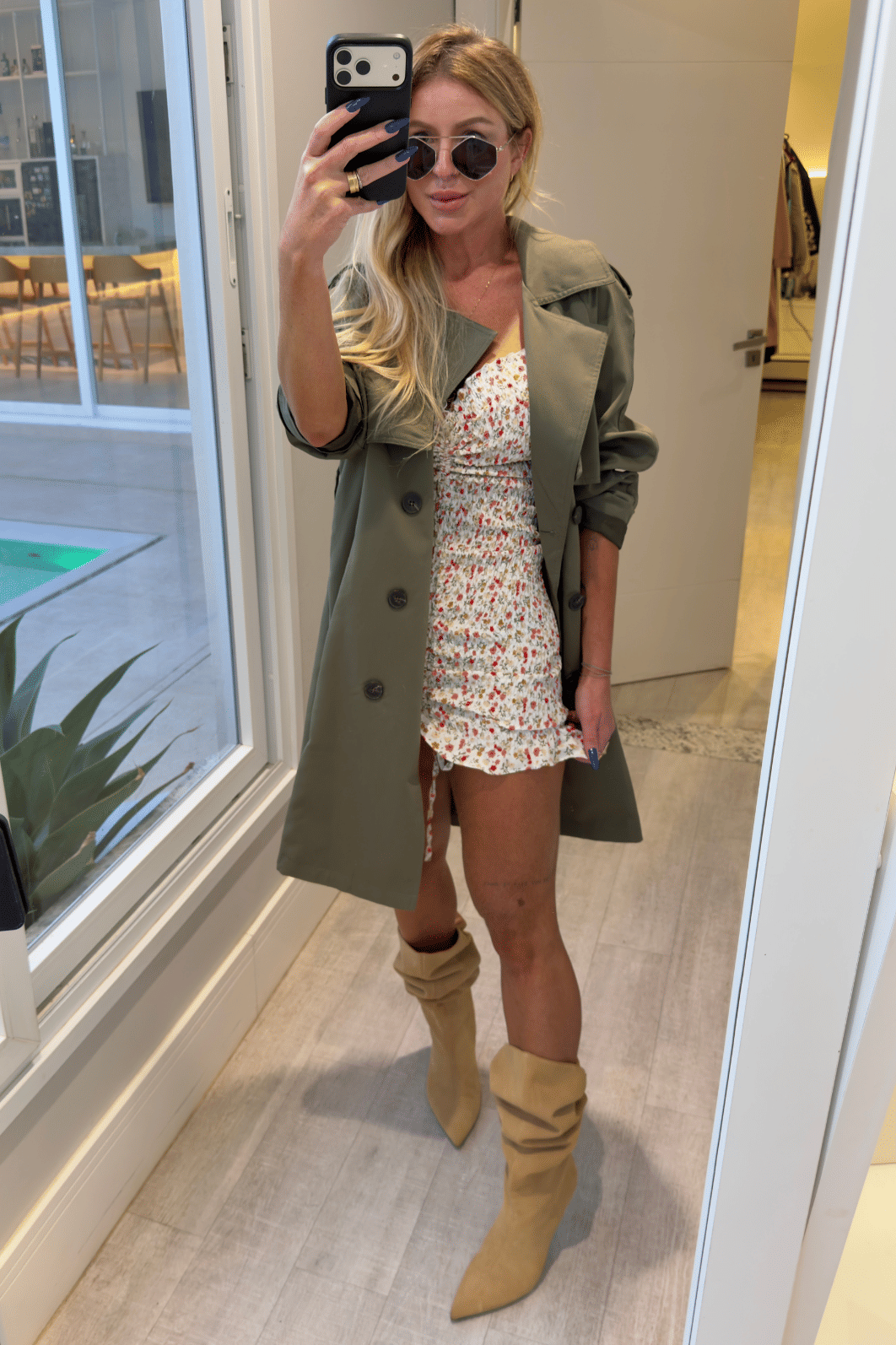 Vestido cereja off-white com flores vermelhas e marrom claro