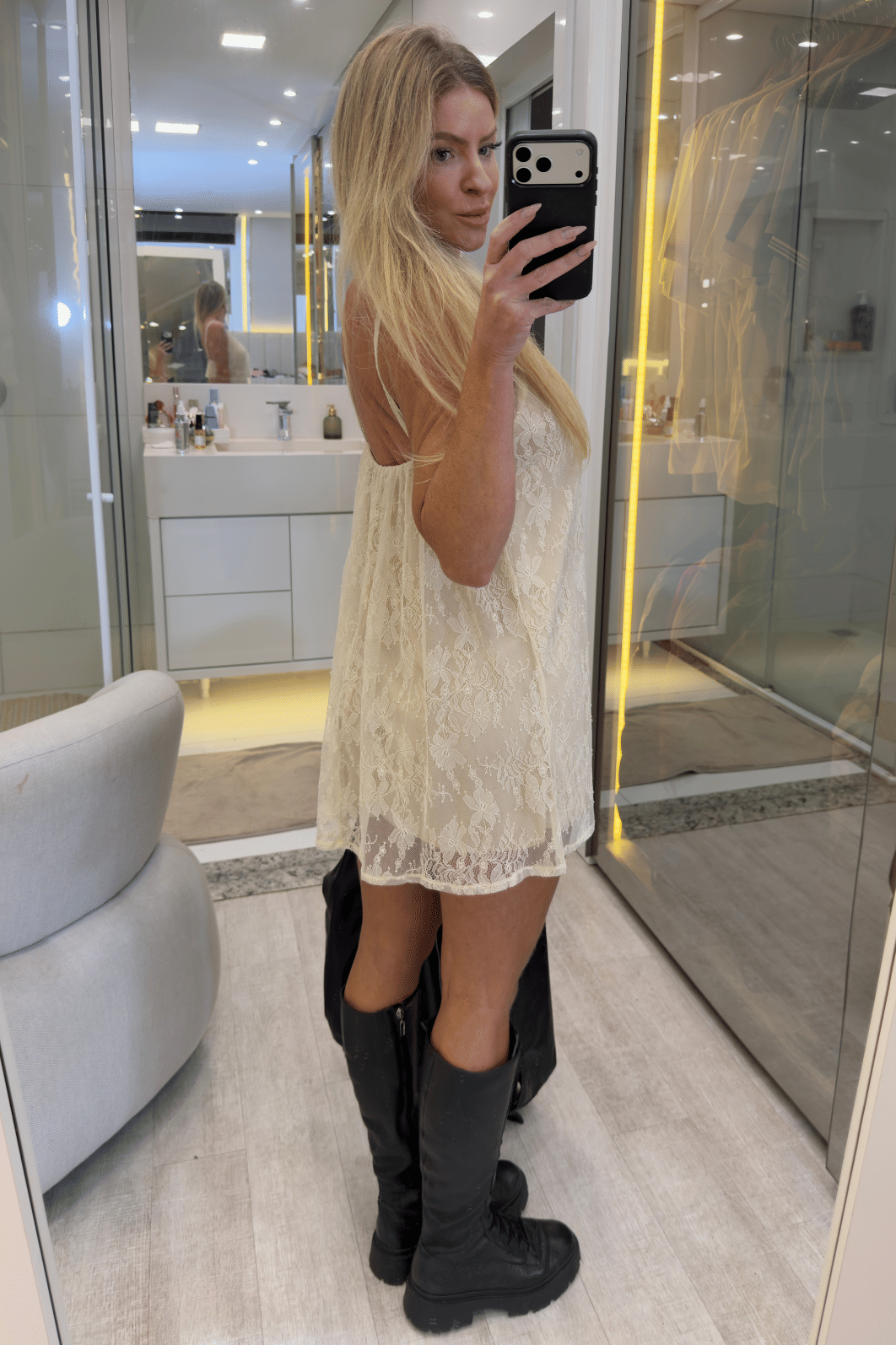 Vestido curto de alcinha em renda Nai Vestido curto de alcinha em renda Nai