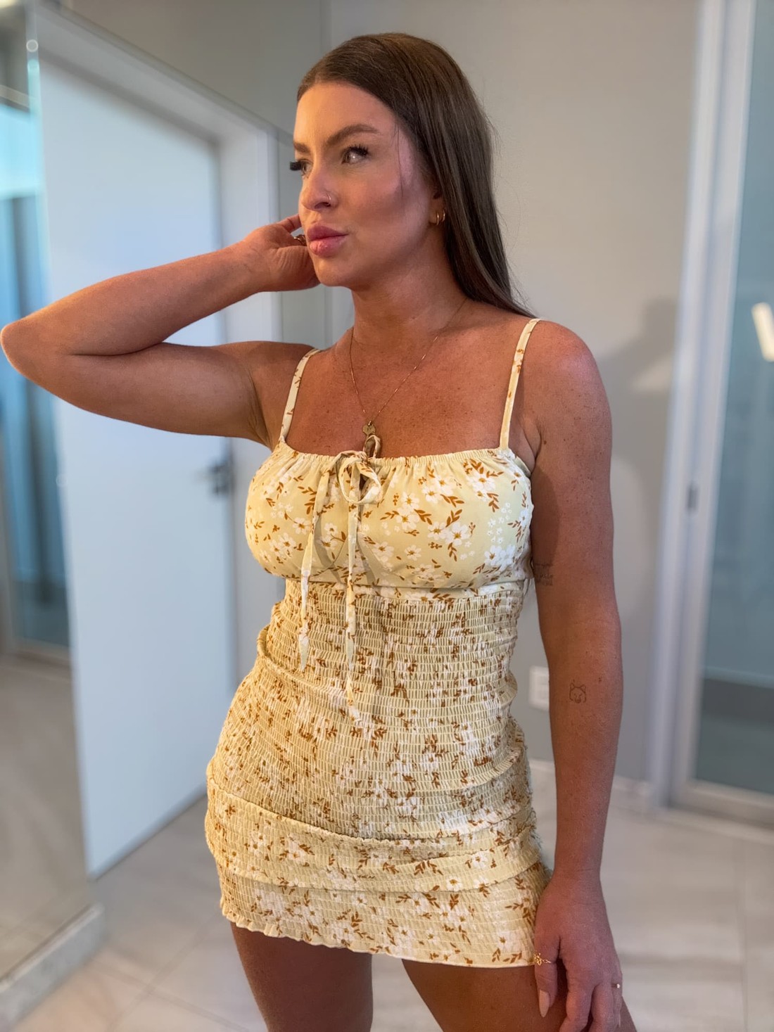 Vestido sheila verde funcho com flores brancas