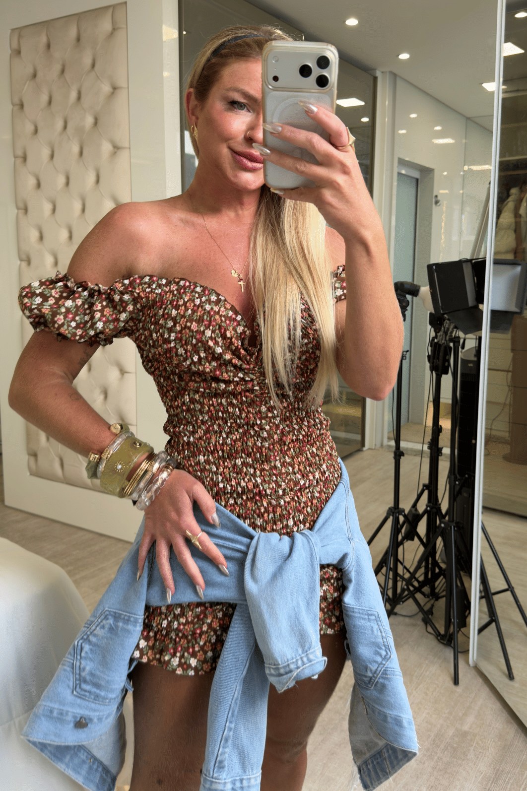 Vestido cereja marrom com estampa de flores