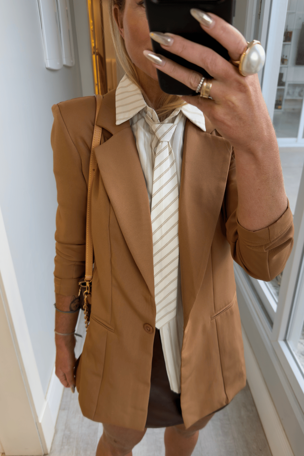 Camisa off risca de giz com Gravata Larissa Camisa off risca de giz com Gravata Larissa