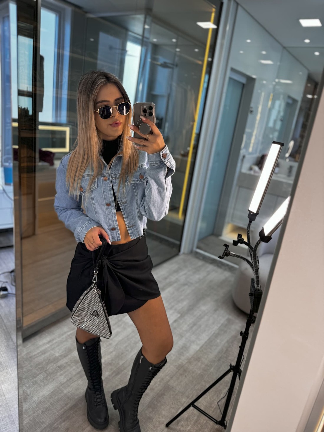 Jaqueta jeans cropped com detalhes em costura barra corte à fio