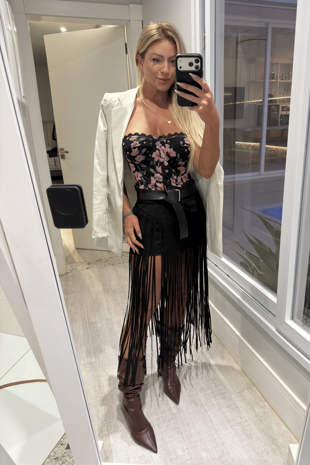 Saia midi com detalhes em franjas Elza Saia midi com detalhes em franjas Elza