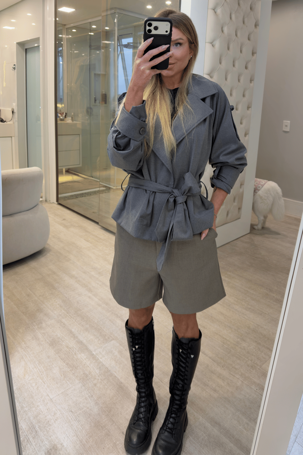 Casaco trench coat curto com cinto Casaco trench coat curto com cinto