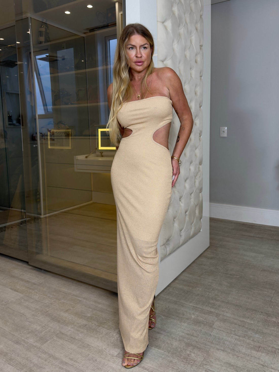 Vestido longo tomara que caia brilhoso com recortes Vestido longo tomara que caia brilhoso com recortes