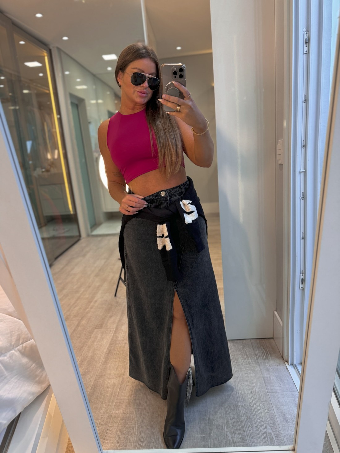 Saia jeans midi com fenda frontal Saia jeans midi com fenda frontal