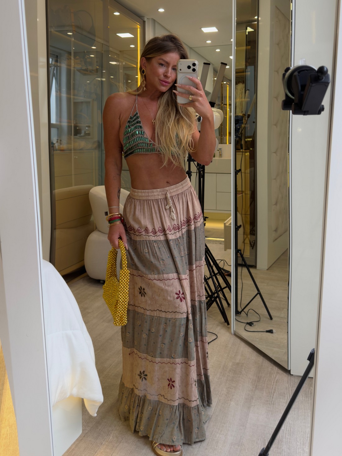 Saia longa com detalhes em Bordados