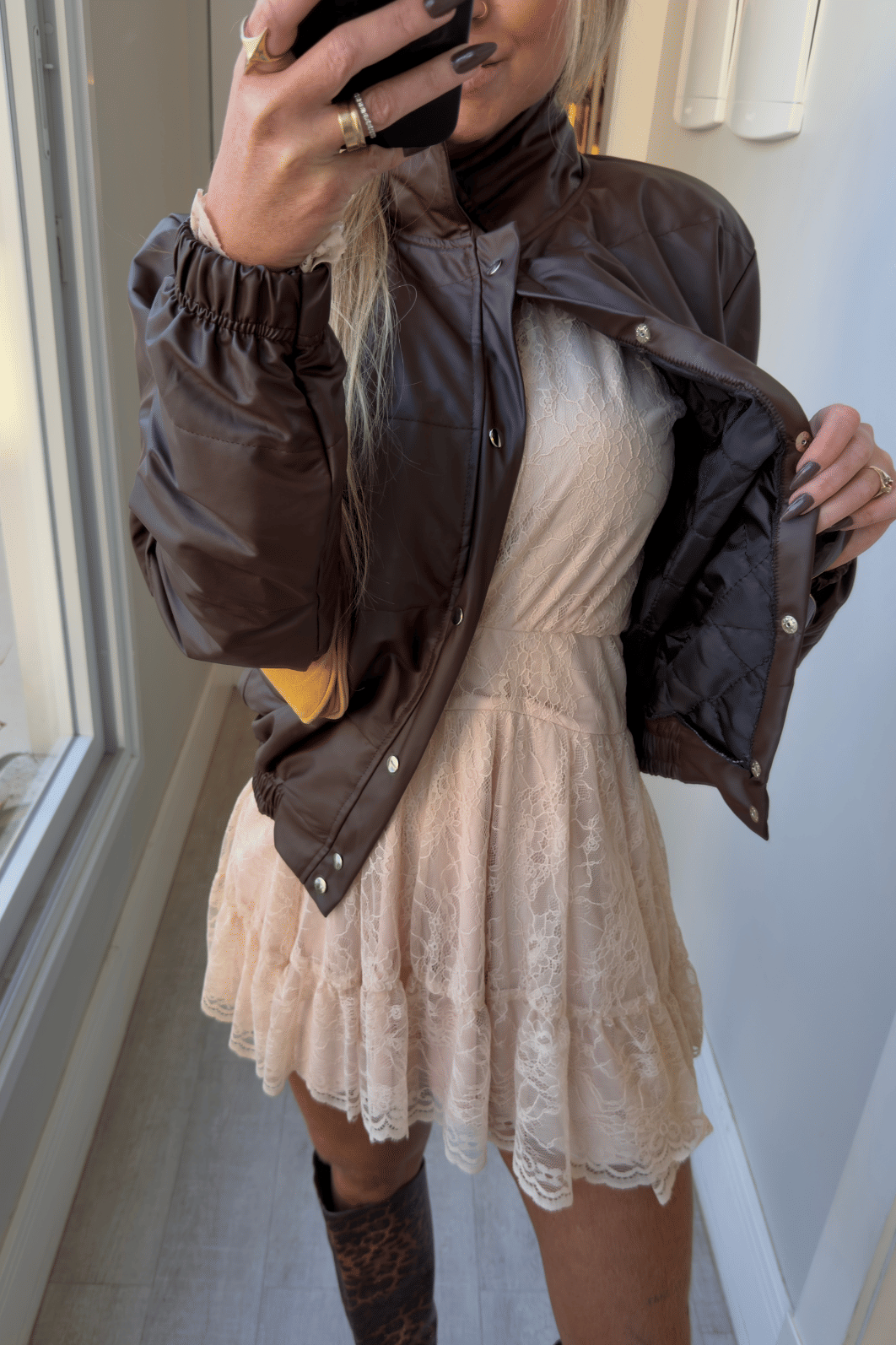 Jaqueta puffer em couro sintético Alina MARROM Jaqueta puffer em couro sintético Alina MARROM
