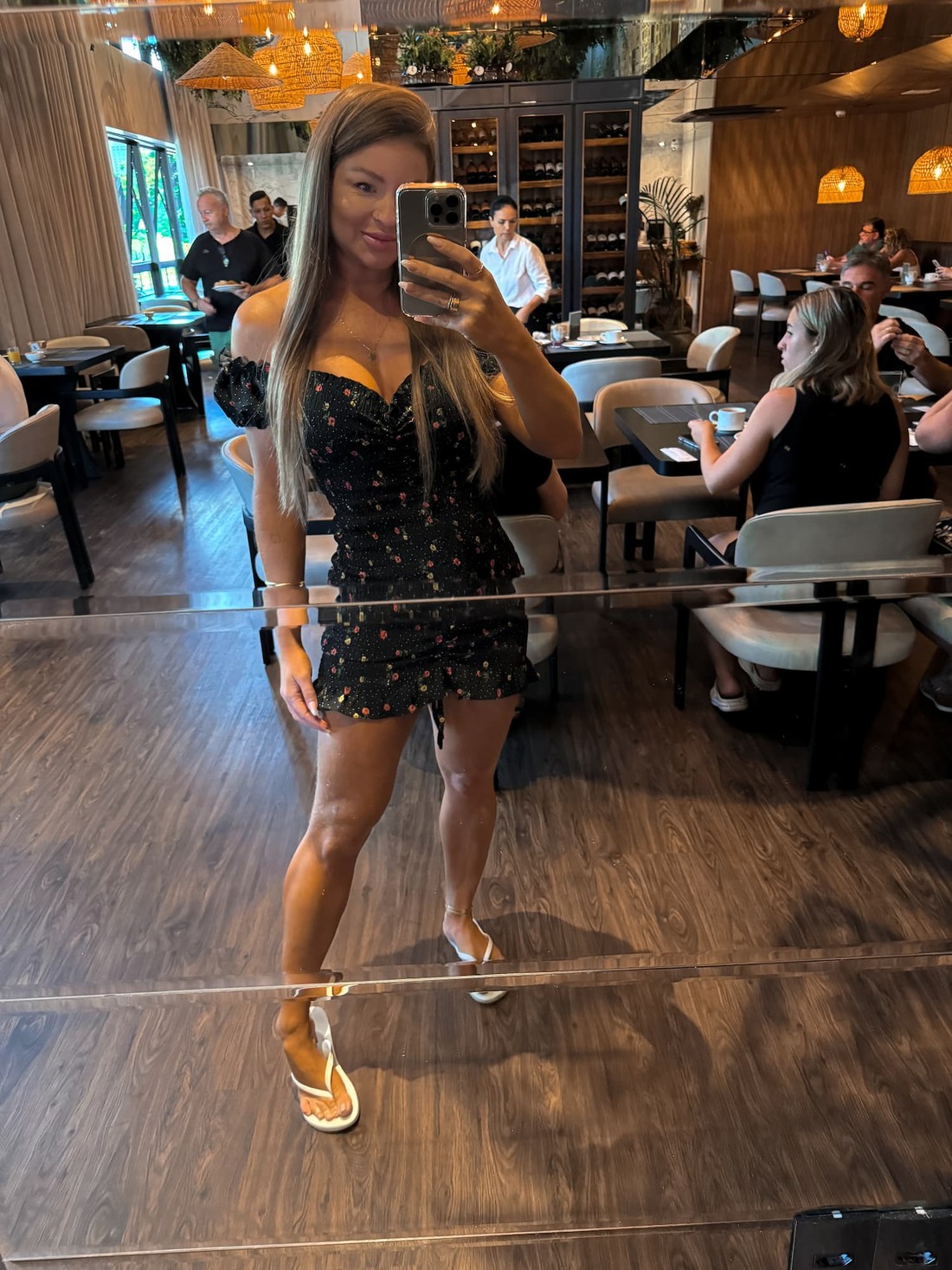 Vestido cereja preto com flores vermelhas Vestido cereja preto com flores vermelhas