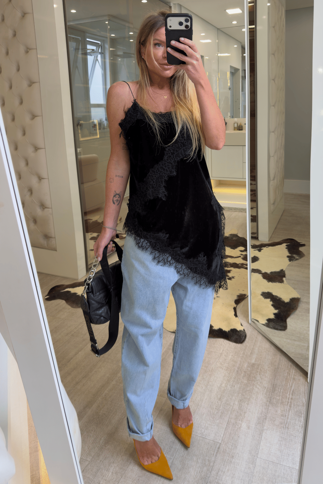 Blusa assimétrica em veludo com renda Mia Blusa assimétrica em veludo com renda Mia