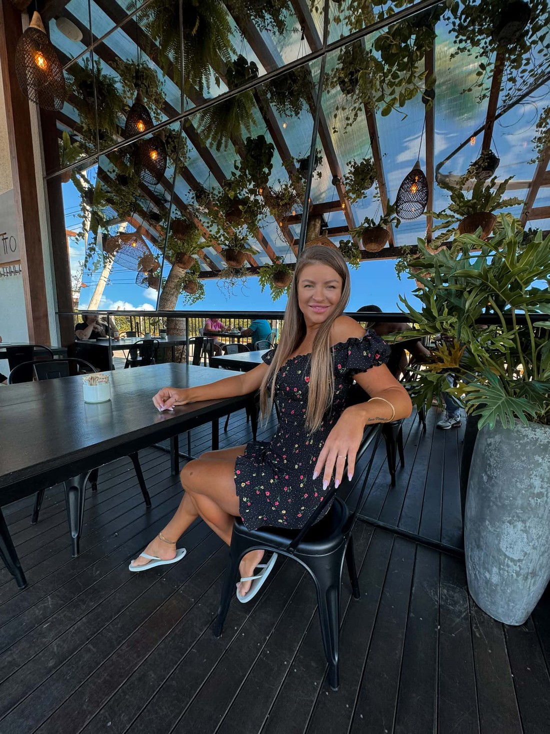 Vestido cereja preto com flores vermelhas Vestido cereja preto com flores vermelhas