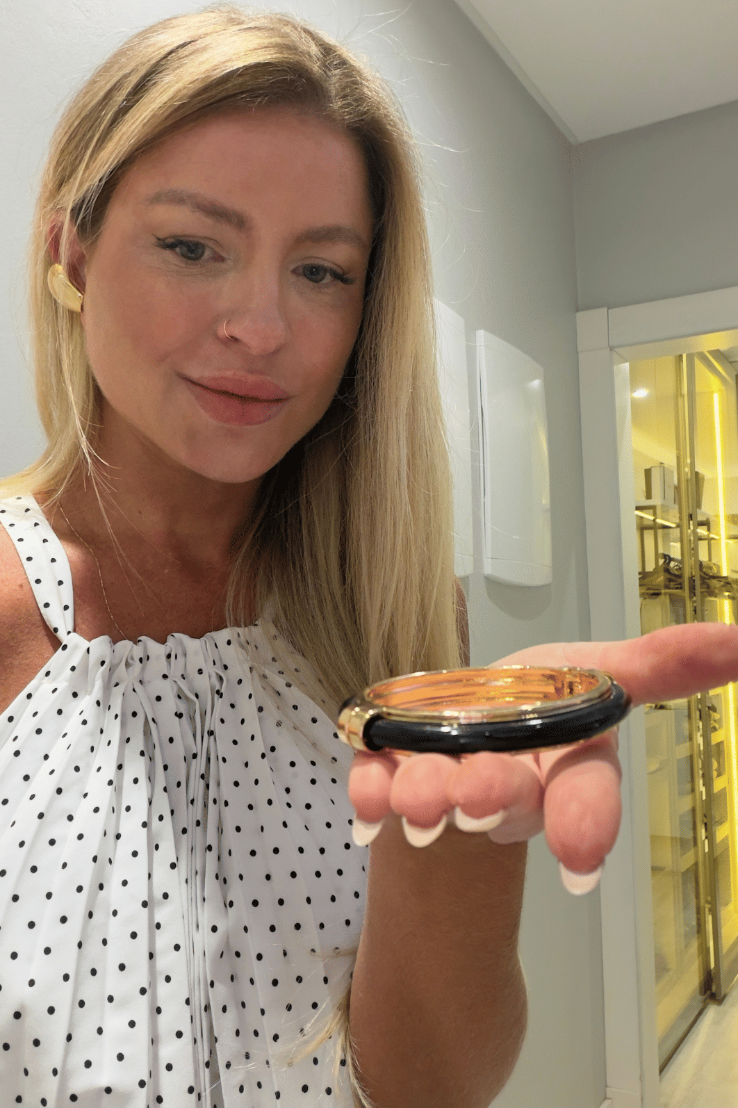 Bracelete em acrílico liso preto e metal dourado Anabelle Bracelete em acrílico liso preto e metal dourado Anabelle