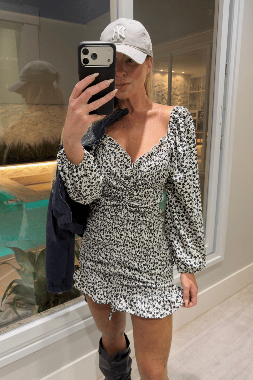 Vestido cereja manga longa branco com flores preta
