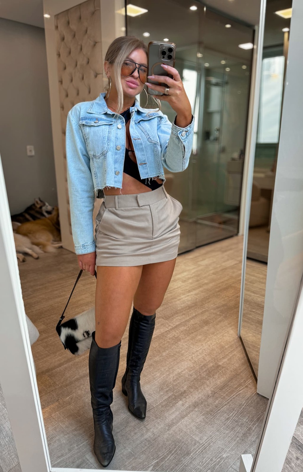 Jaqueta jeans cropped barra arredondada corte à fio Bianca