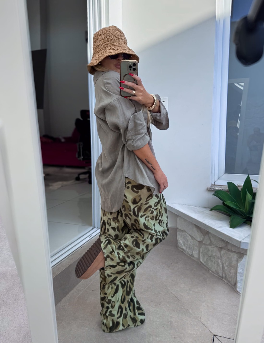 Calça pantalona estampa onça Marielle