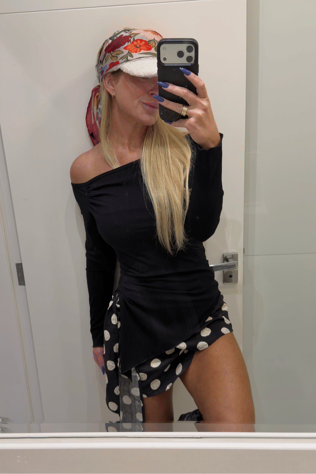 Saia de linho preta com estampa maxi poa e detalhe em amarração AMI Saia de linho preta com estampa maxi poa e detalhe em amarração AMI