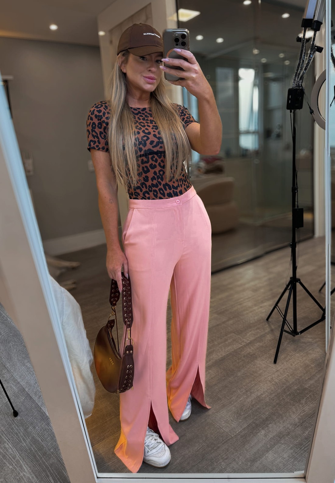 Calça alfaiataria com detalhe em fenda na barra Calça alfaiataria com detalhe em fenda na barra