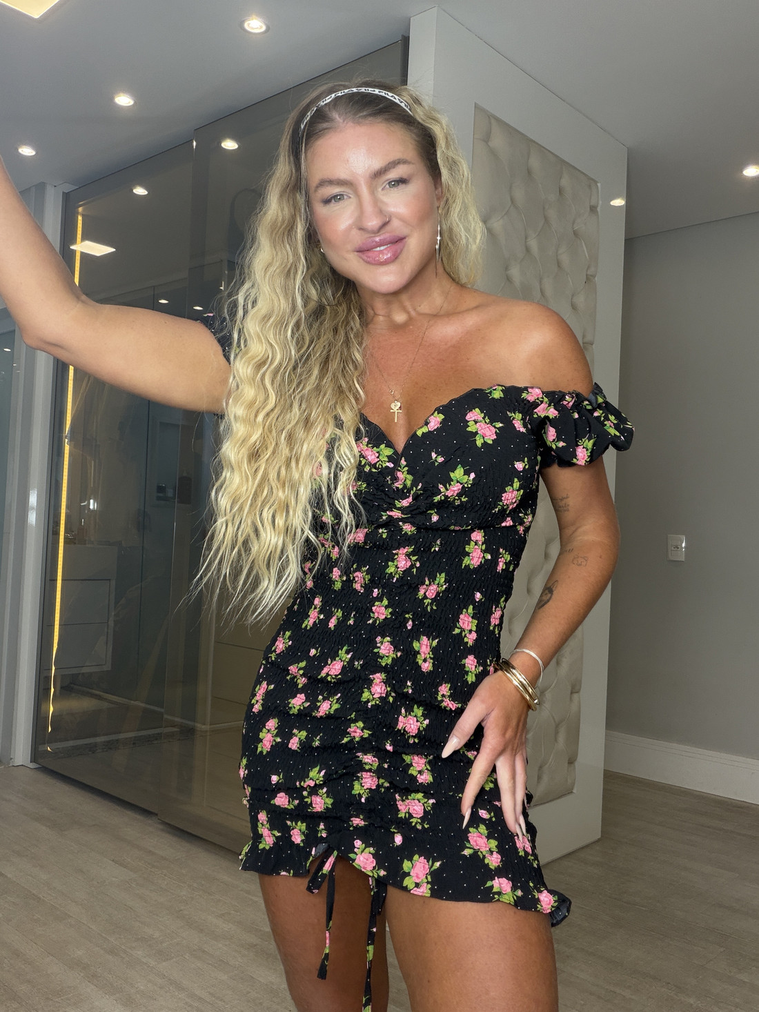 Vestido cereja preto com flores rosas