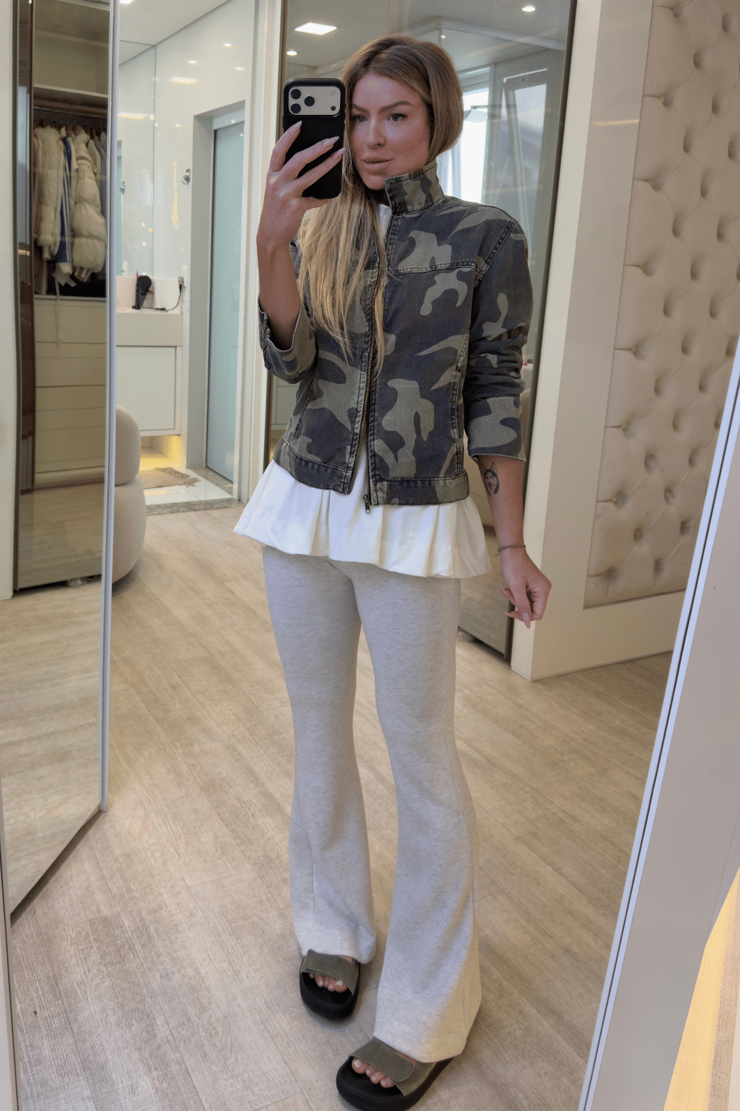 Jaqueta jeans curta camuflada Jaqueta jeans curta camuflada