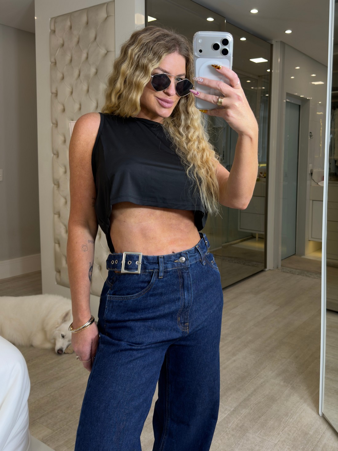 Calça jeans reta com cós solto de fivela Nicole Calça jeans reta com cós solto de fivela Nicole
