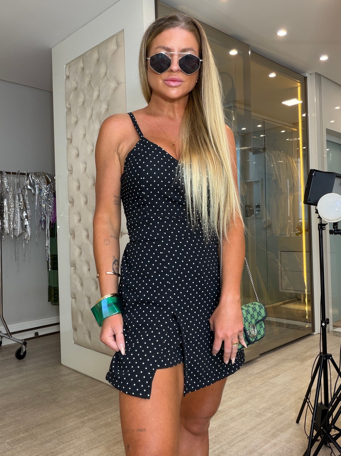 Macacão curto de alcinha com detalhe em amarração estampa de Poá Macacão curto de alcinha com detalhe em amarração estampa de Poá