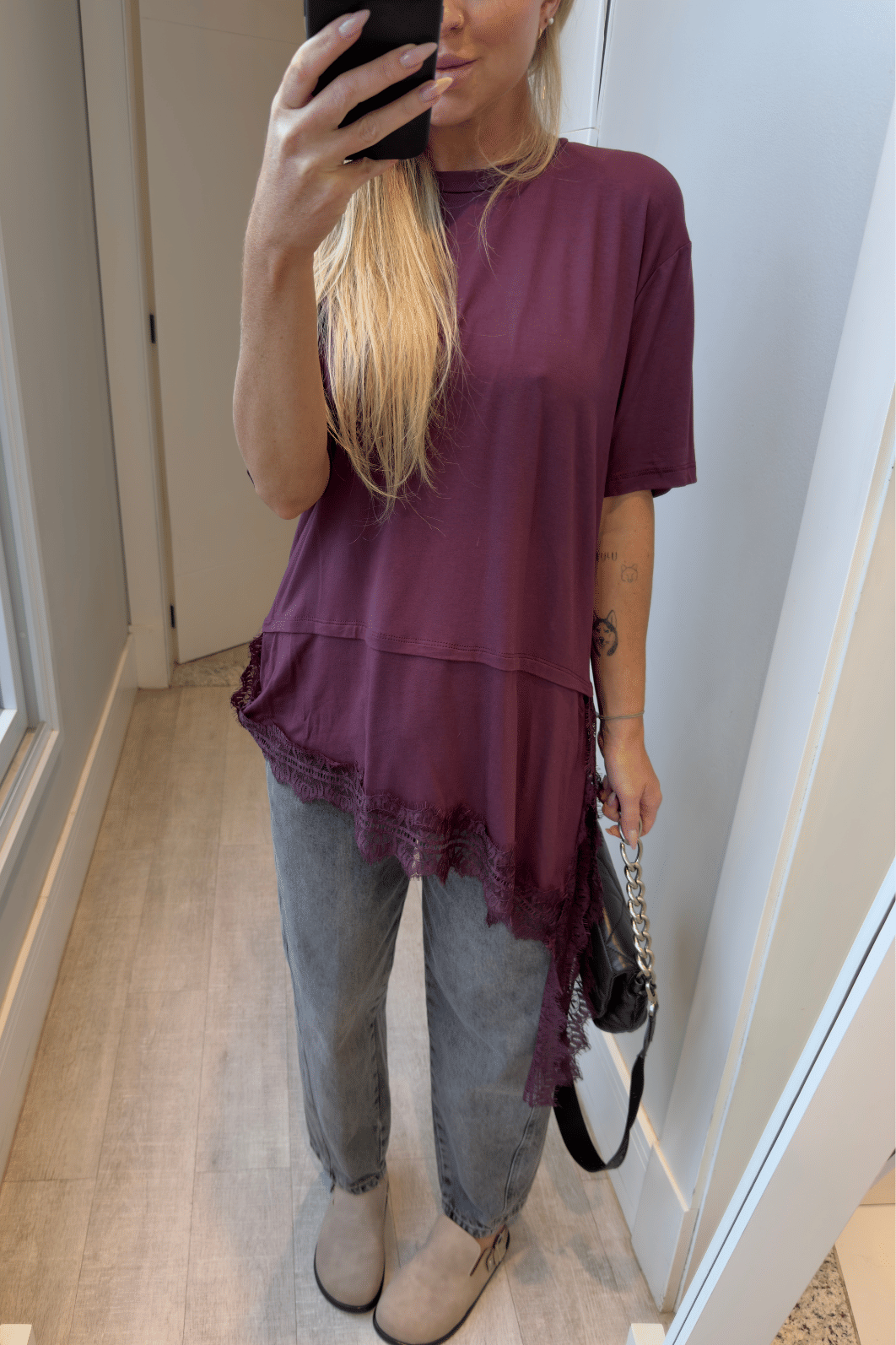 Camiseta assimétrica VINHO com renda Lígia Camiseta assimétrica VINHO com renda Lígia