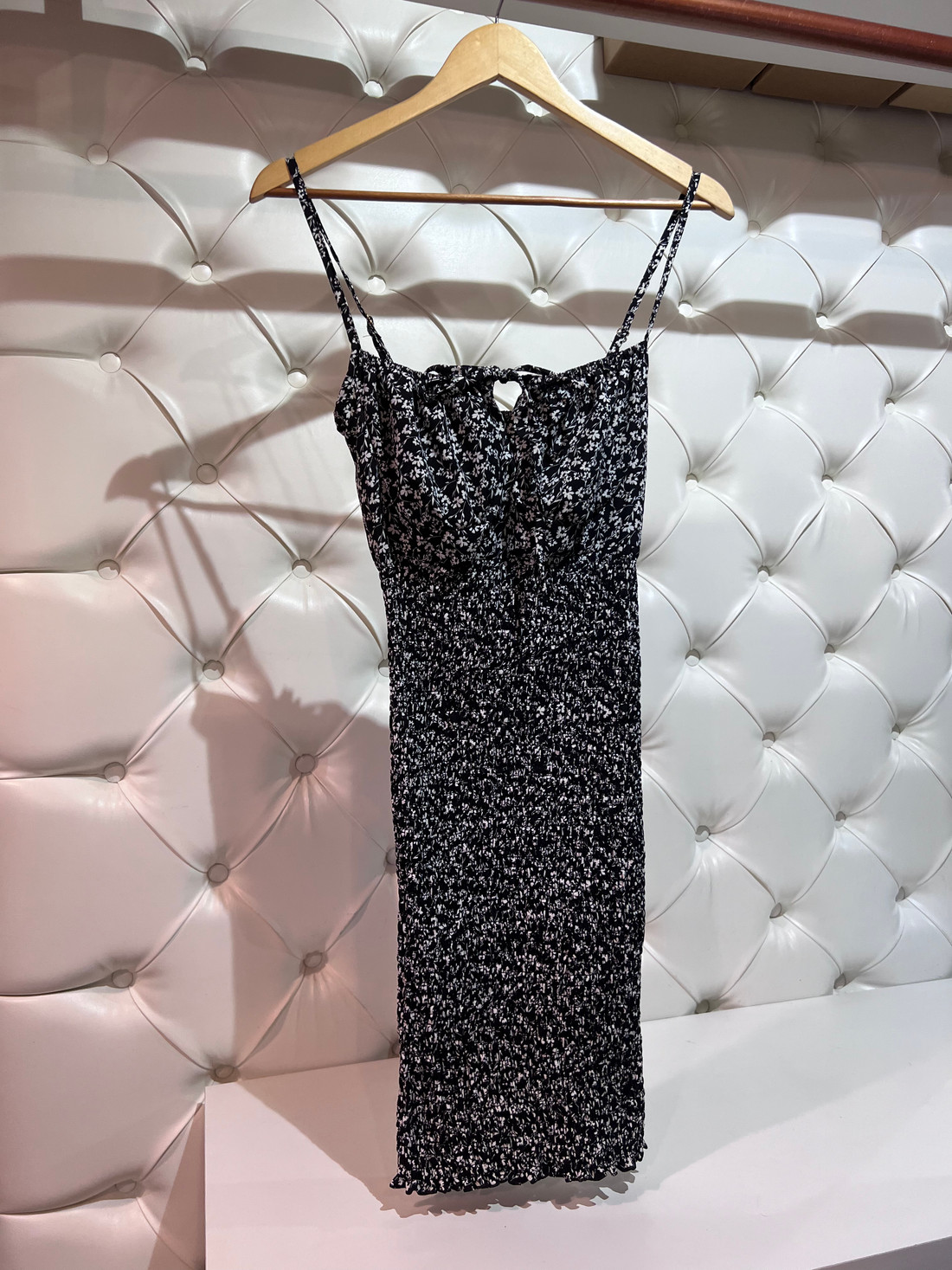 Vestido sheila preto com estampa de flores branca