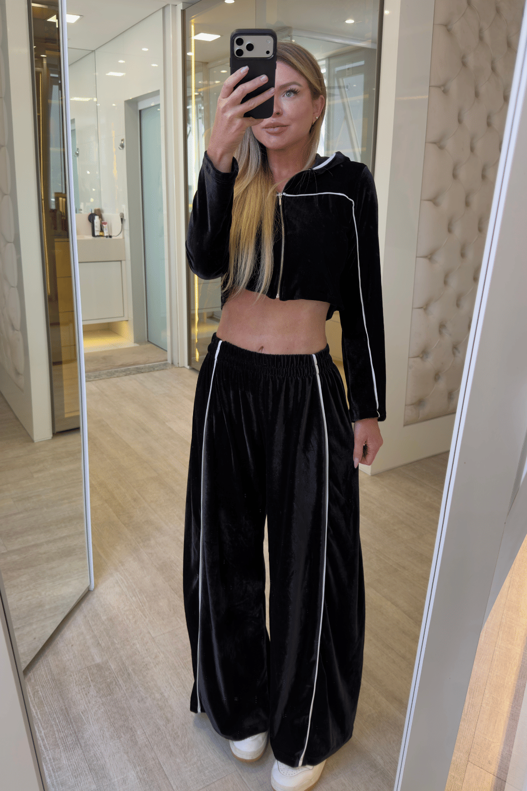 Conjunto de plush calça e jaqueta detalhe em listra Conjunto de plush calça e jaqueta detalhe em listra