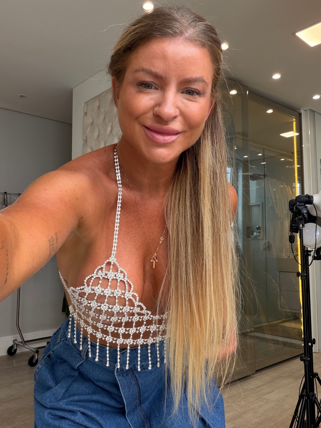 Top frente única com aplicações em strass Top frente única com aplicações em strass