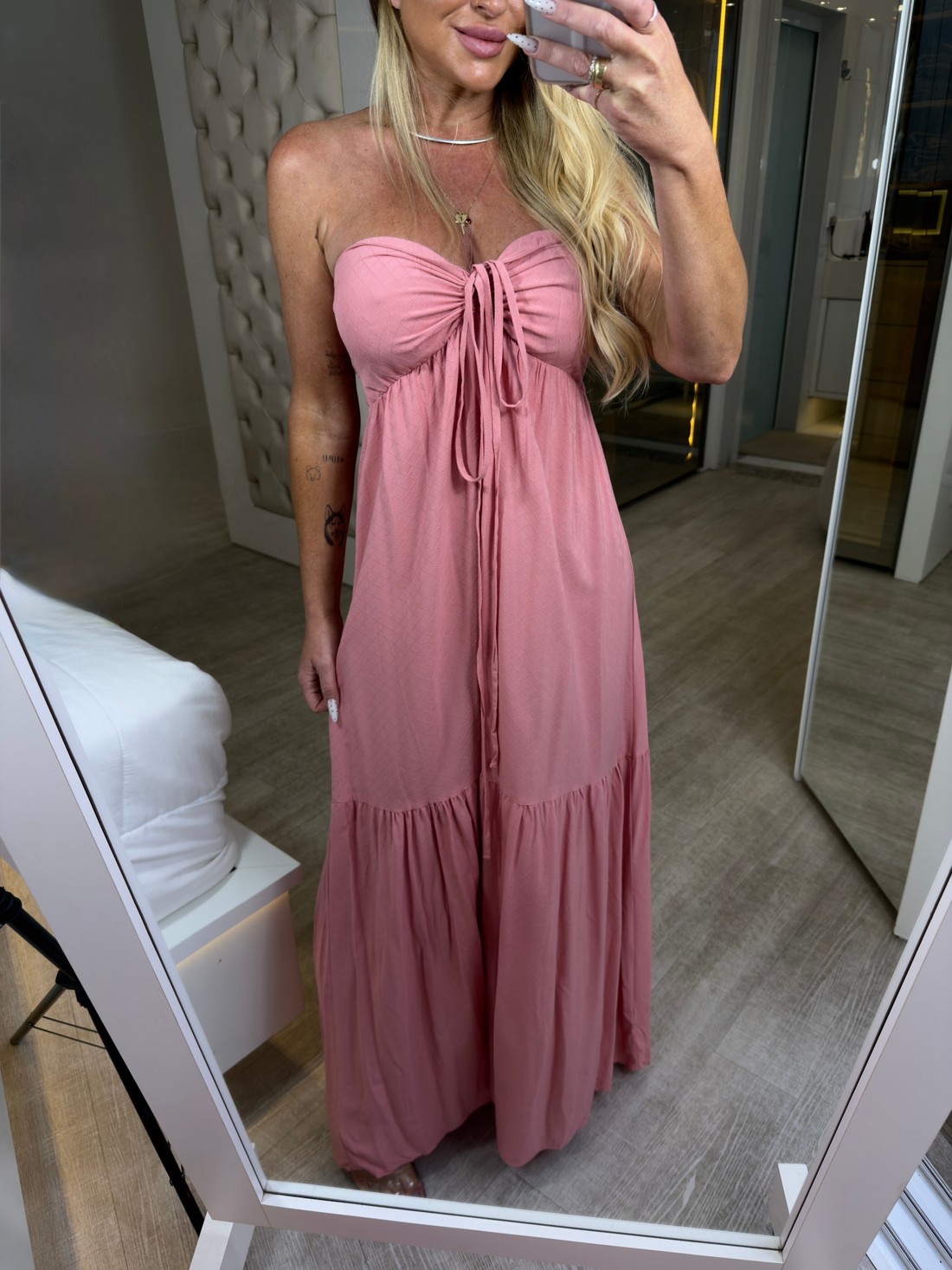 Vestido longo tomara que caia com detalhe em amarração no busto Diana Vestido longo tomara que caia com detalhe em amarração no busto Diana