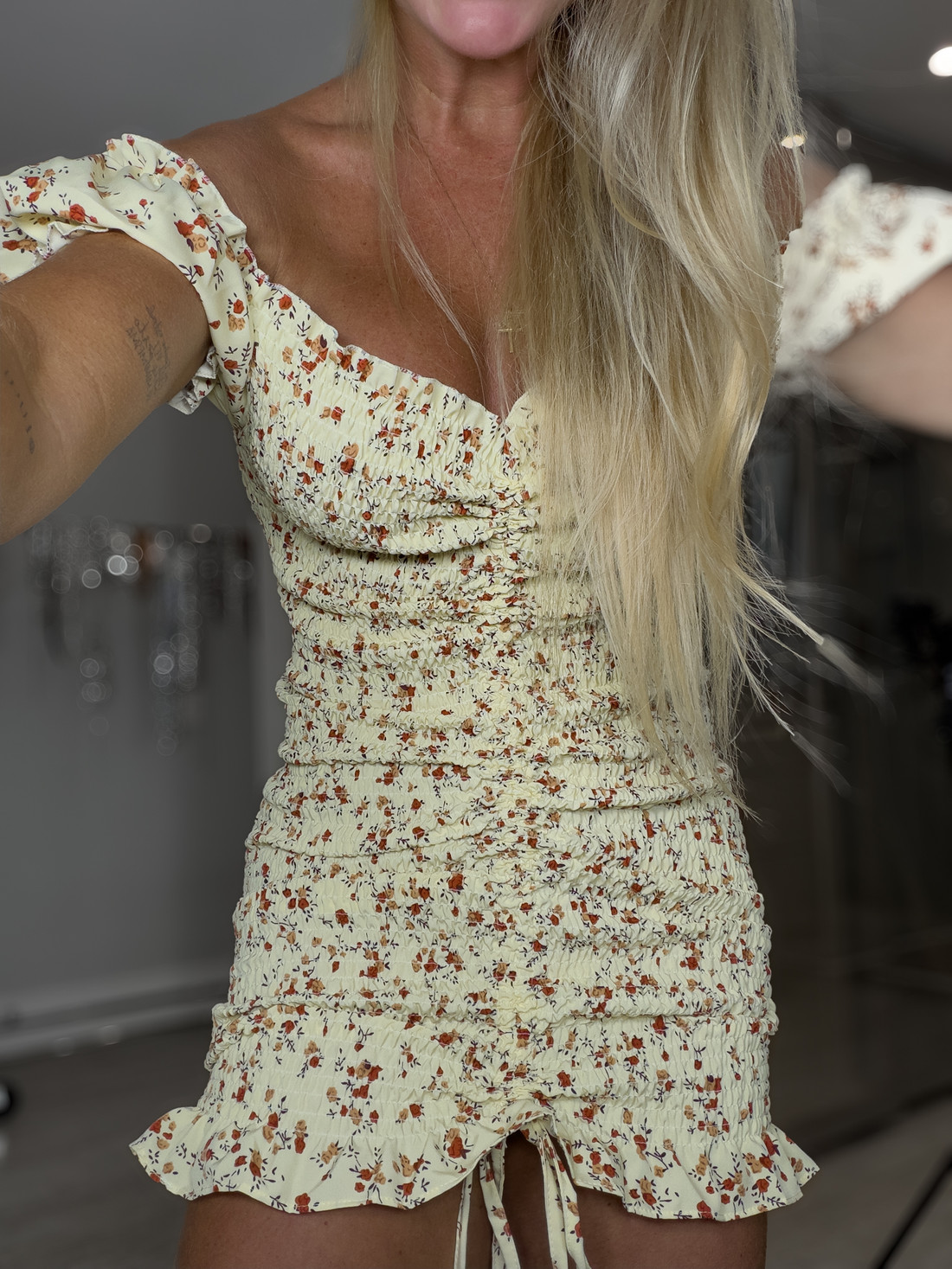 Vestido cereja  amarelo manteiga com estampa de  flores