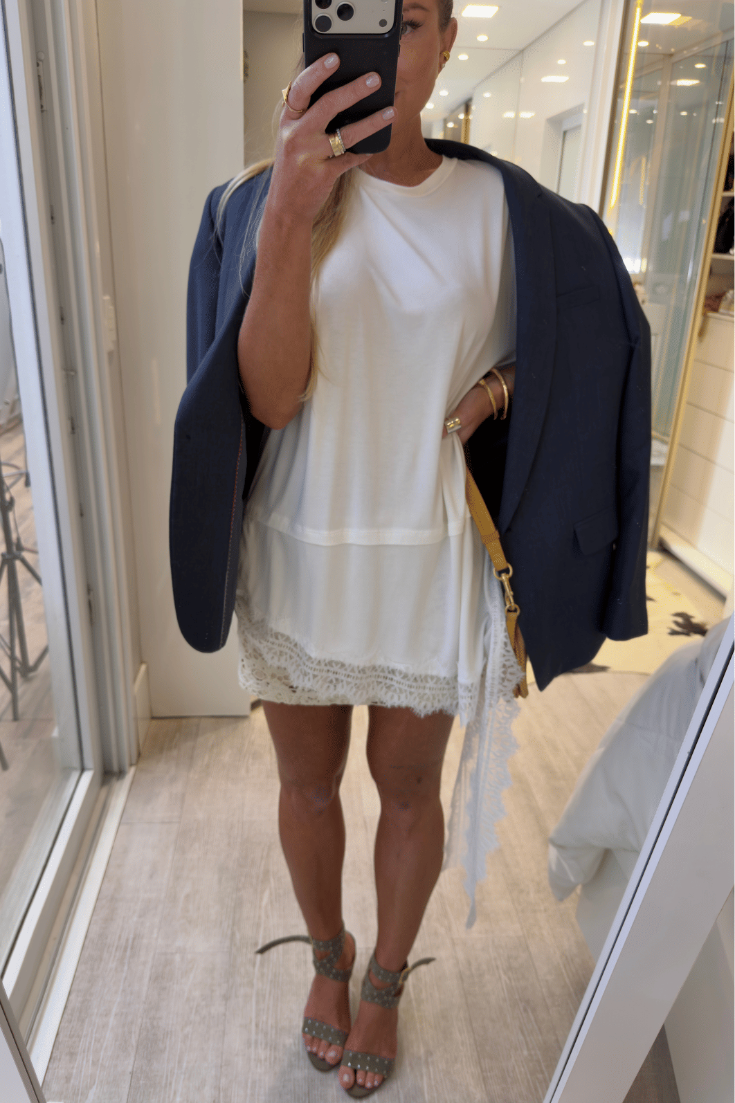 Blusa assimétrica com renda OFF WHITE Lígia Blusa assimétrica com renda OFF WHITE Lígia