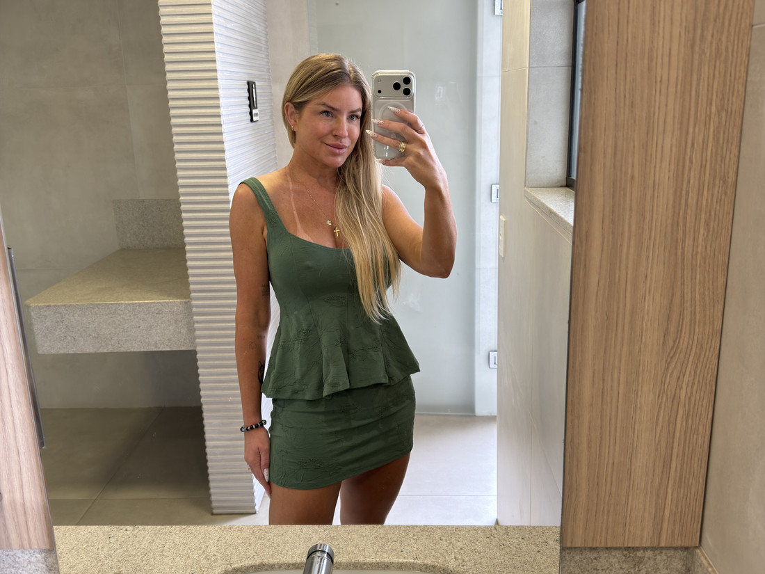 Conjunto blusa regata com babados e saia texturizado Eva verde Conjunto blusa regata com babados e saia texturizado Eva verde