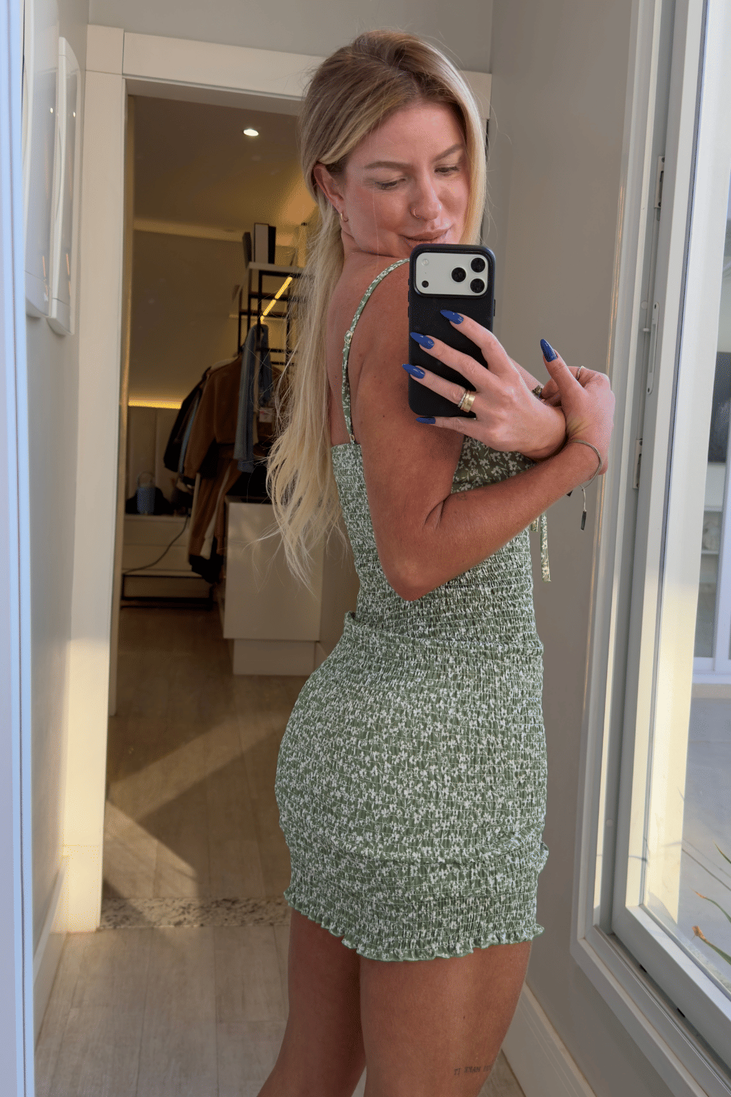 Vestido sheila verde com estampa de flores branca