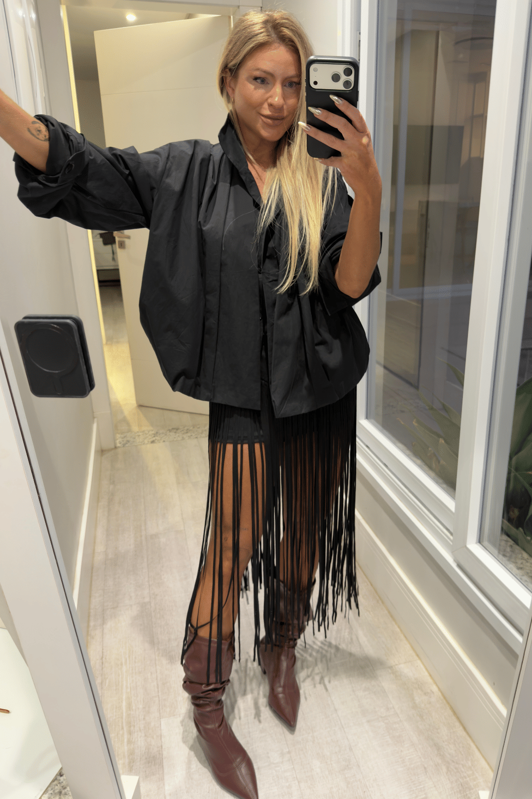 Saia midi com detalhes em franjas Elza Saia midi com detalhes em franjas Elza