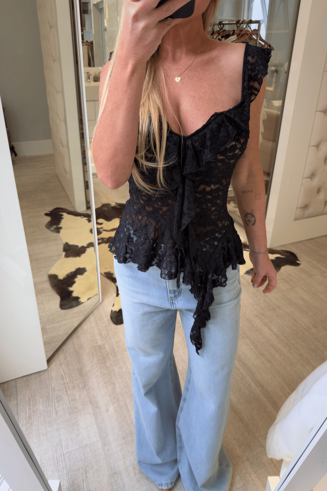 Blusa em renda com amarração Lyra PRETA Blusa em renda com amarração Lyra PRETA