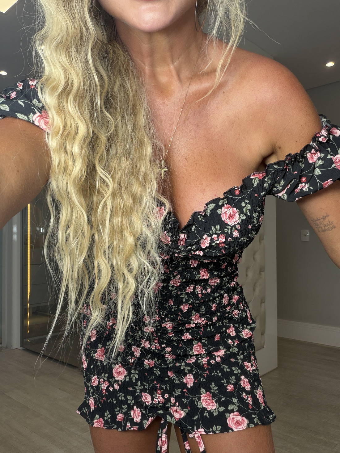 Vestido cereja preto com flores rosas