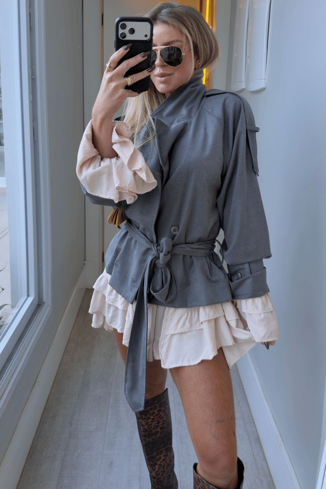 Casaco trench coat curto com cinto Casaco trench coat curto com cinto