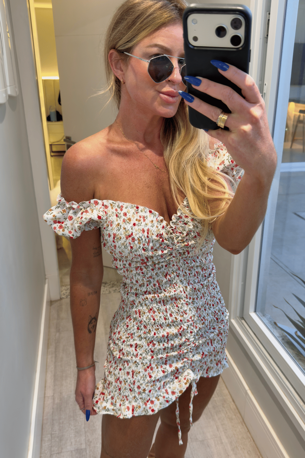 Vestido cereja off-white com flores vermelhas e marrom claro
