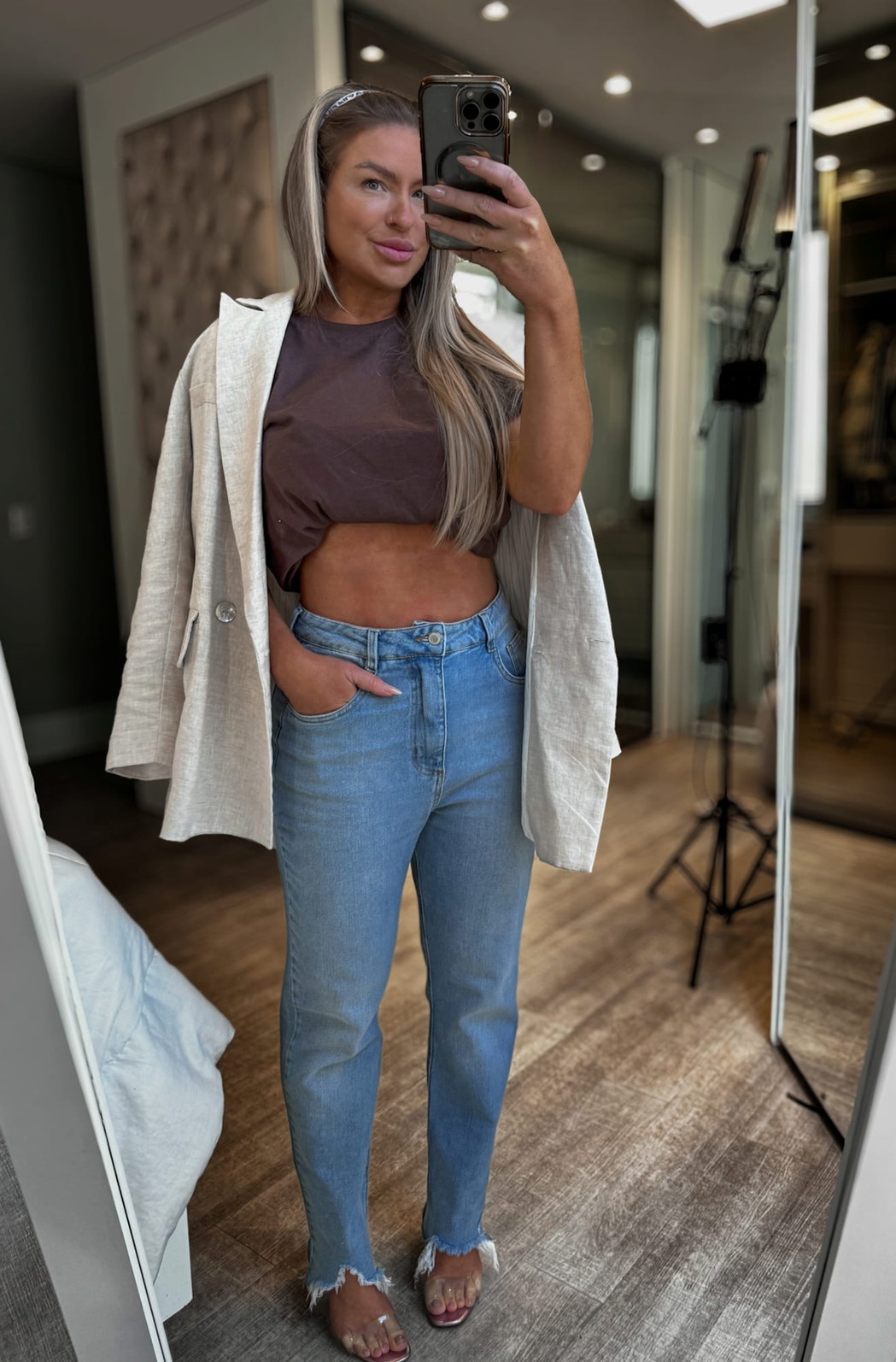 Calça jeans mom barra desfiada Valem Calça jeans mom barra desfiada Valem