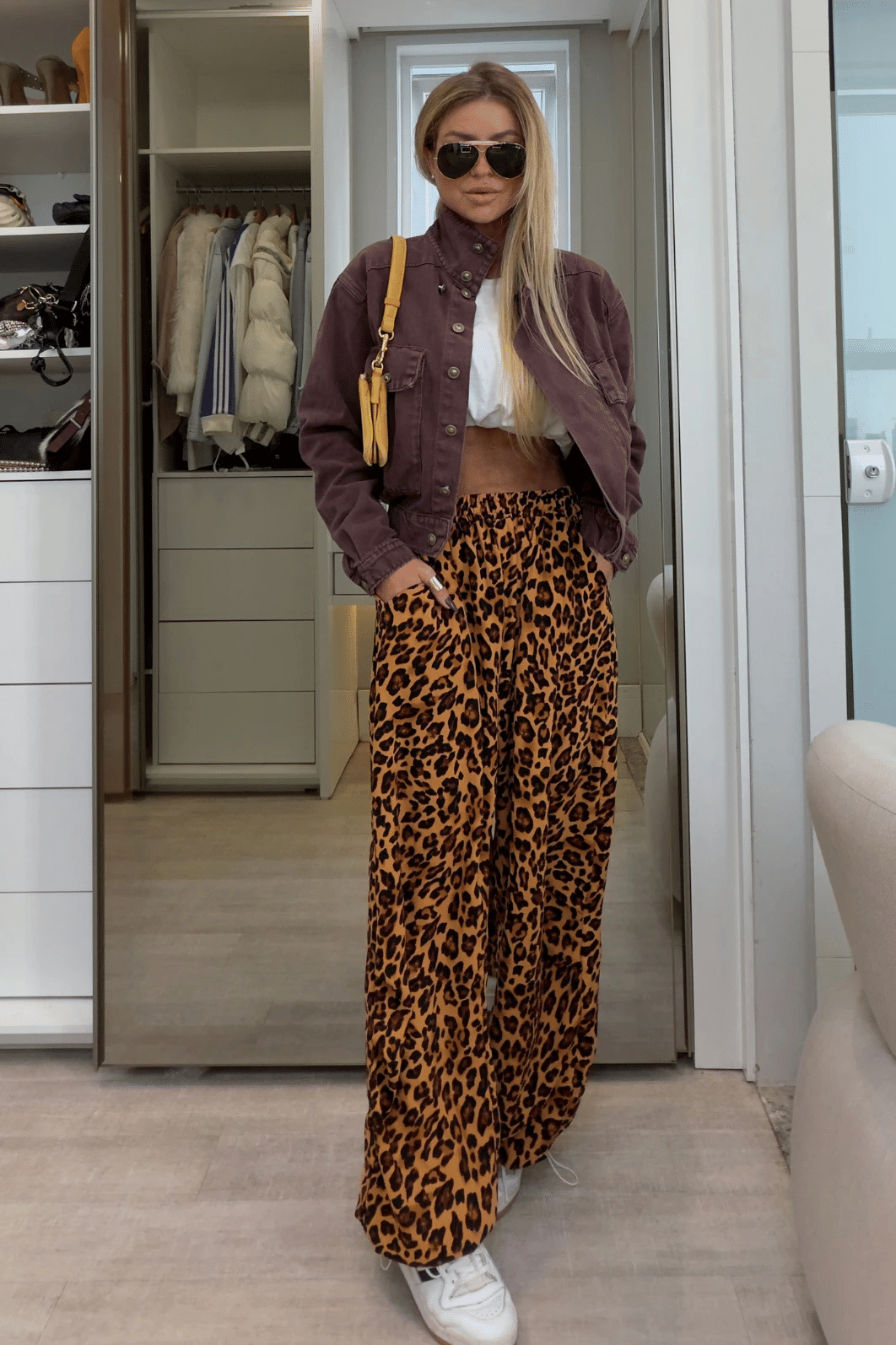 Calça pantalona estampa de onça Bela Calça pantalona estampa de onça Bela
