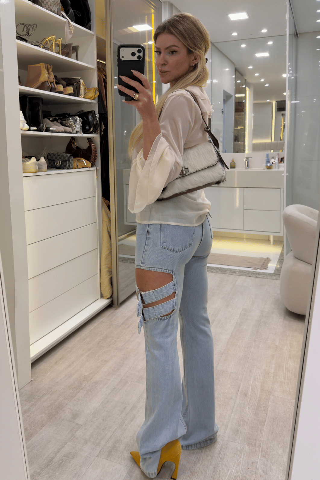 Calça jeans com fivelas na lateral Calça jeans com fivelas na lateral