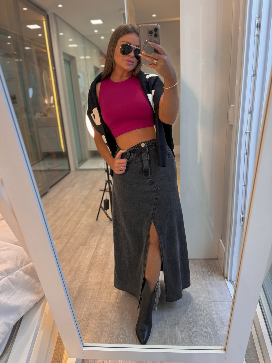 Saia jeans midi com fenda frontal Saia jeans midi com fenda frontal