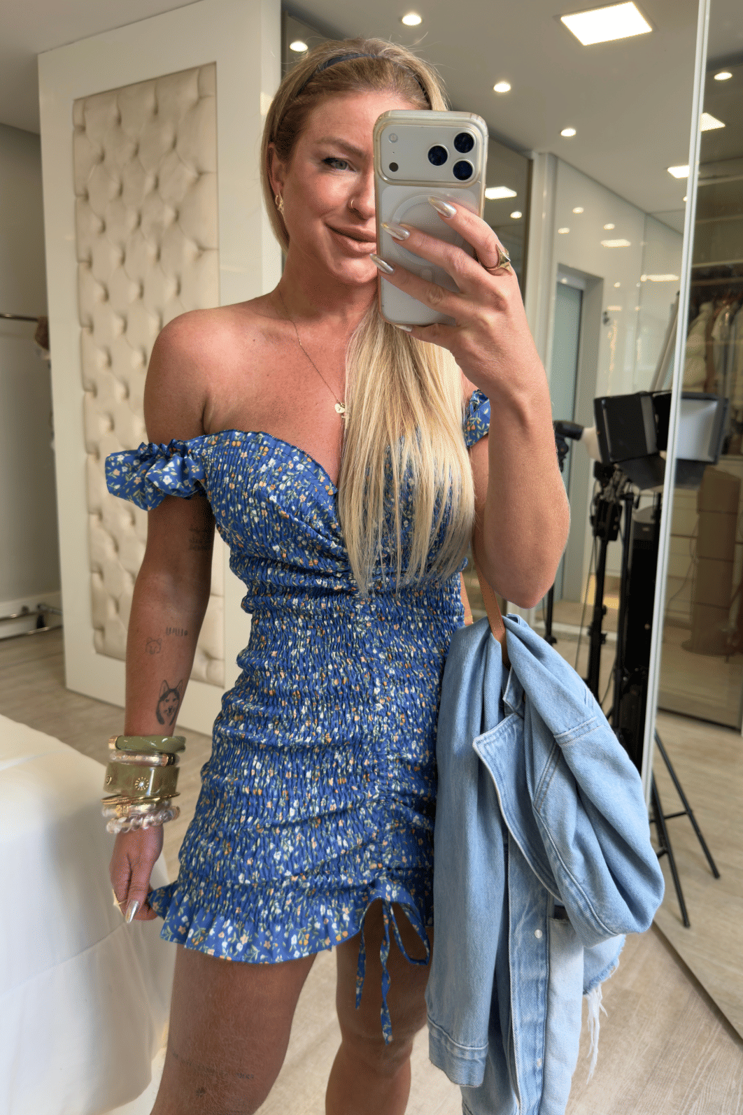 Vestido cereja azul com flores laranjas e bege